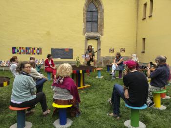 Bamba Amsberg trägt seinen eigens zum »Erdfest« komponierten »Erd-Song« vor. Foto: Andreas Mayer-Brennenstuhl