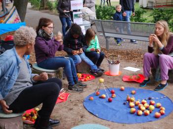 Eine blaue, runde Decke in Anlehnung an unseren Planeten, sortierte Naturhölzer, Erde in Form von Tonklumpen und »natürlich« Äpfel als Mitwirkende. Foto: Kunstschule Lingen