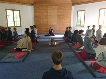 In Stille miteinander verbunden, begleitet von unserer Zen-Meisterin Anna Gamma. Foto: Corinna Fuchs