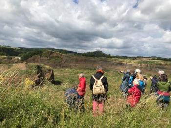 Tag 1 unseres Erdfests: mit der Bergkraft und dem Bergabbau in Verbindung treten. Foto: Marie-Rose Fritz