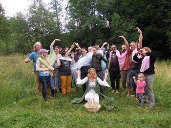  Miteinander erkunden, welche Prozesse und Rituale helfen können, sich gemeinschaftlich mit dem Lebendigen zu verbinden. Foto: Heike Koch