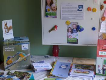 Die Infowand auf dem Weg zur Toilette ... Da muss jeder lang! Foto: Gabriele Raven