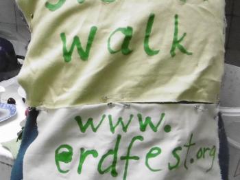Erdfest in Wiesbaden mit einem Silent Walk im öffentlichen Raum. Foto: Wolfgang Schliemann