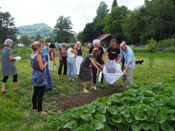 Impression aus einer »Lebendigkeitswerkstatt Erde« im KlosterGut Schlehdorf. Foto: Saro Ratter  