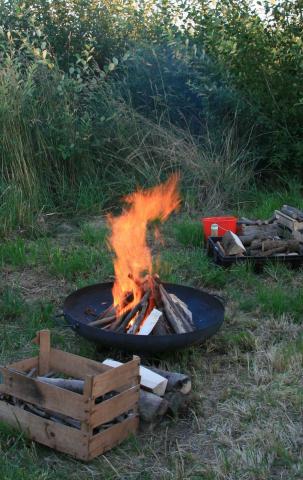 Das Sonnwendfeuer, Symbol für unsere Allverbundenheit, brennt und wärmt die etwas frierende Runde, nachdem der kalte Wind nachgelassen hatte. Foto: Rudolf H. Ende