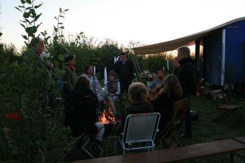 In freier Natur am Feuer, beim professionellen Gitarrenspiel sowie bei untergehender Sonne versammeln wir uns zum gemeinsamen Ritual und Gesang. Foto: Rudolf H. Ende