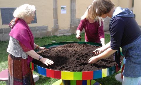 Beim Auffüllen der Erdtische mit besonders guter Erde. Foto: Andreas Mayer-Brennenstuhl