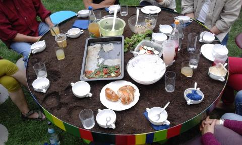 Das mitgebrachte Essen auf den ERDTISCHEN. Foto: Andreas Mayer-Brennenstuhl