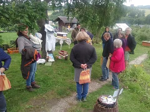 Tag 2: Lebendiger Austausch im Kontakt mit Imker*innen, Bienen und der lebendigen Erde. Foto: Beate Hempel-Scholz