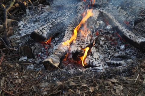 Ein wärmendes Feuer. Foto: Kristian Lampen