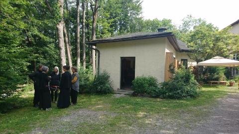 Vor dem Pavillon: Eine Gruppe bereitet das ko-kreative Erdfest-Ritual für den Abend vor. Foto: Corinna Fuchs