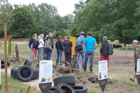 Erdfest-Besucher*innen lernen die 2000 m² des Weltackers kennen. Foto: Virginia Boye