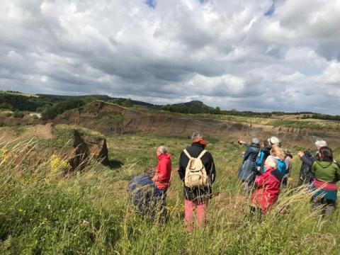 Tag 1 unseres Erdfests: mit der Bergkraft und dem Bergabbau in Verbindung treten. Foto: Marie-Rose Fritz