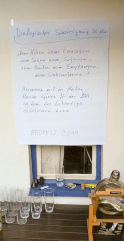 Plakat zum Erdfest-Spaziergang: ein Angebot, die Beziehung zur Erde zu vertiefen. Foto: Jens Kotulla