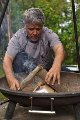 Kochen überm offenen Herdfeuer. Volker Grün-Kühn, Koch am Tempelhof, weiß, wie das geht. Foto: Simon