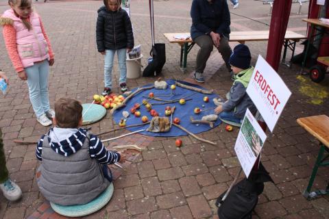 Was kann es mit dem, was da so seltsam liegt, auf sich haben? Sich spielerisch annähern. Foto: Kunstschule Zinnober