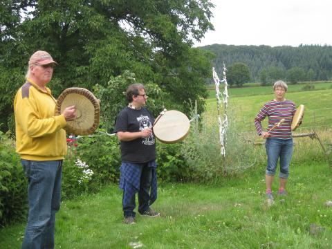 Trommeln und Singen für die Erde ums Medizinrad. Foto: Angelika Schreier