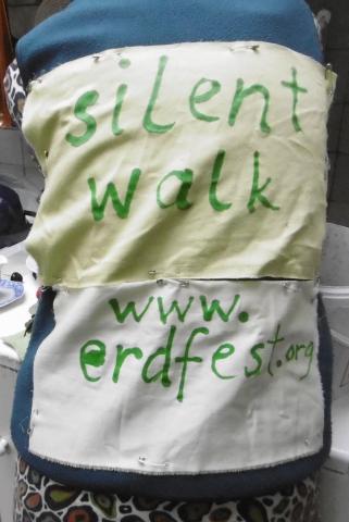 Erdfest in Wiesbaden mit einem Silent Walk im öffentlichen Raum. Foto: Wolfgang Schliemann