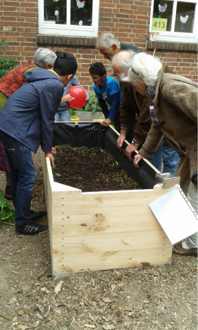 Das gespendete Hochbeet wird bewundert. Foto: Paula Albers